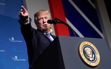 Trump reprocha a NFL por no obligar a jugadores a ponerse de pie durante el himno