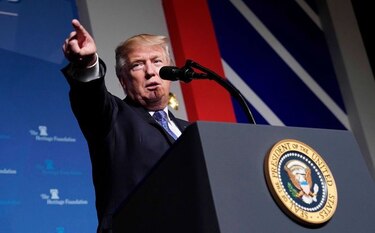 Trump reprocha a NFL por no obligar a jugadores a ponerse de pie durante el himno