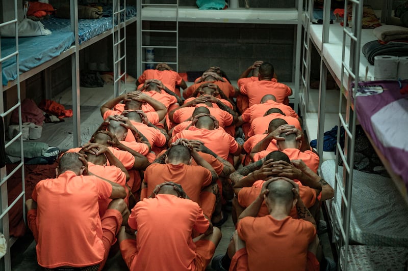 Rapados y con uniformes naranja, Costa Rica comienza el traslado de presos a su megacárcel