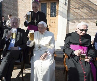 Benedicto XVI celebra su cumpleaños 90
