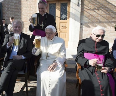 Benedicto XVI celebra su cumpleaños 90