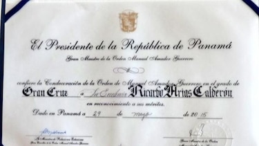 Presidente Varela condecora al exvicepresidente Ricardo Arias Calderón