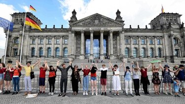 Cadena humana ecologista en Parlamento alemán para pedir acción contra cambio climático