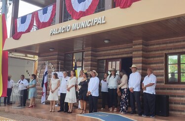 Realizan actos cívicos en La Villa de Los Santos; no hay desfiles patrios 