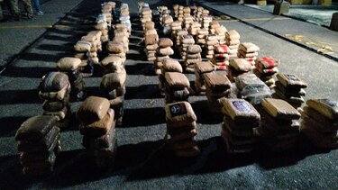Capturan a dos personas que iban en una lancha con un cargamento de marihuana en playa Punta San Juanito de Capira