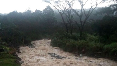 Desborde de ríos y alcantarillas obstruidas afectan a 92 residencias  en 4 provincias
