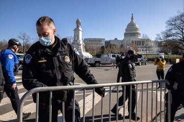 Renuncia jefe de la policía del Capitolio tras asalto de partidarios de Trump