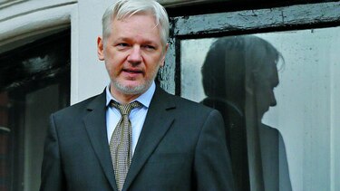 Quito restablecerá parcialmente las comunicaciones de Assange en la embajada de Londres