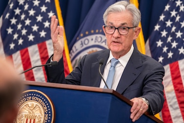 FED mantiene tasas de interés, aunque no descarta futuros incrementos