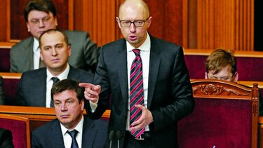 Yatseniuk sobrevive a voto de confianza