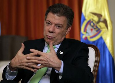 Santos defiende estrategia de negociar paz con las FARC sin tregua en Colombia