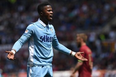 Roma pierde el derbi con Lazio y Napoli se coloca a un punto
