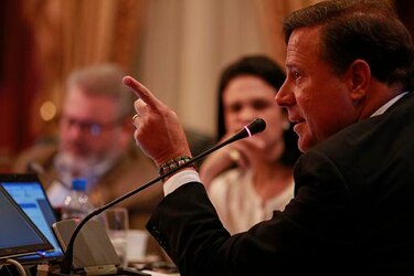 Varela sanciona ley que eleva límite del déficit a 4.1%