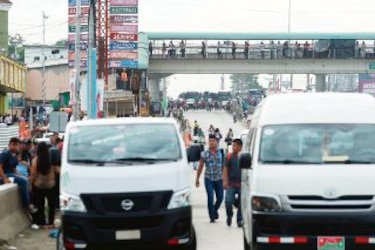 Buses piratas desafían a las autoridades de la ATTT