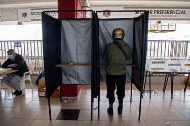 Chilenos empiezan a elegir a los redactores de su nueva ‘Constitución’