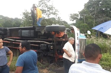 Vuelco de bus en la autopista de Colón deja 17 pasajeros heridos
