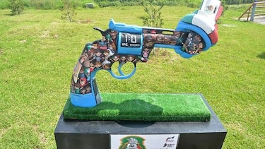 Exhiben muestra artística ‘pistolas por la paz’