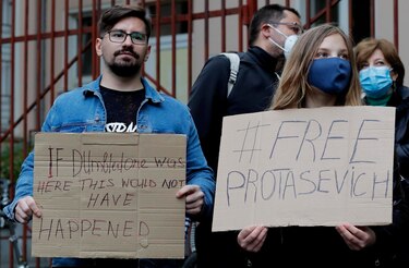 Bielorrusia dicta hasta 20 años de cárcel contra periodistas de portal opositor