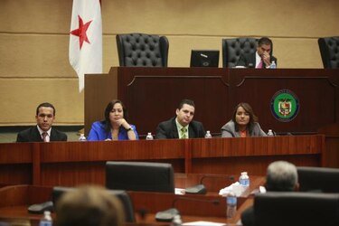 Aprueban en tercer debate aumento de asignación de la beca universal