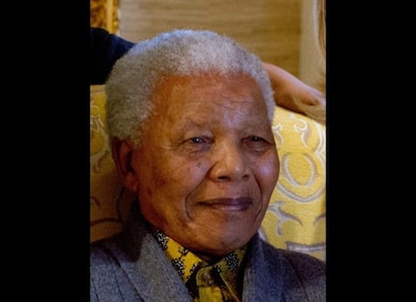 Mandela sigue mejorando tras dos semanas en el hospital