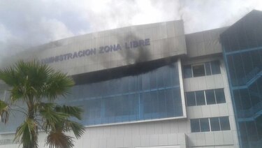 Incendio afecta edificio en la Zona Libre de Colón
