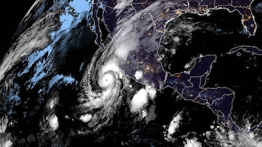 Willa se convierte en huracán de categoría 5 frente a México
