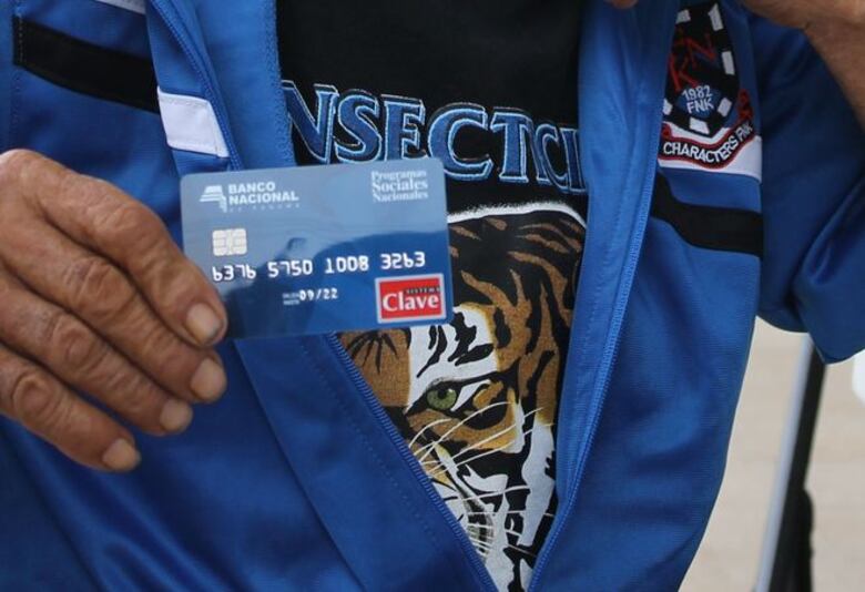 Estudiantes con tarjeta social clave empiezan a cobrar sus becas