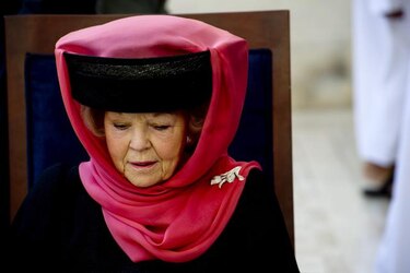 La reina Beatriz no entiende críticas por portar velo islámico