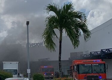 Incendio en un local de Los Pueblos; hieren a un bombero cuando se dirigía a atender la emergencia