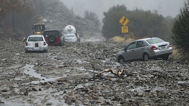 Inundaciones azotan la zona arrasadas por los incendios forestales al norte de California