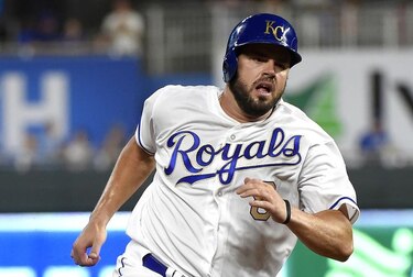 Cerveceros adquieren a Mike Moustakas de los Reales