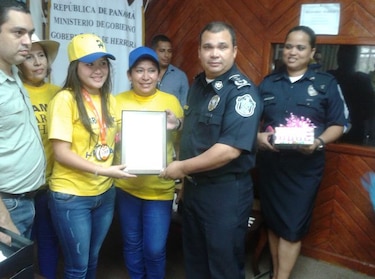 Reciben con honores a Carmen Chang, ganadora del concurso de oratoria