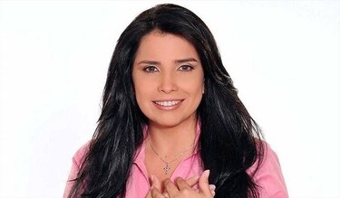 Espectacular fuga de excongresista colombiana; se lanza con una cuerda y escapa en moto