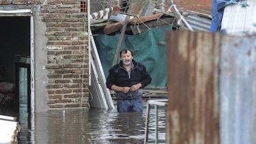 Tres muertos y 20 mil evacuados por inundaciones; Gobierno duplica ayuda