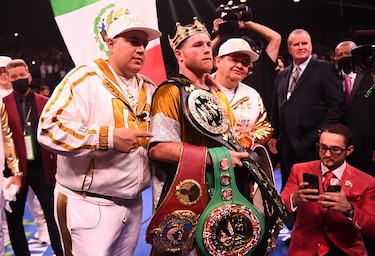 ‘Canelo’ Álvarez noquea a Plant y es el primer latino campeón unificado del peso supermediano