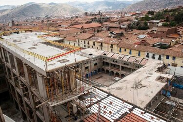 Multan a constructora por demoler muros incas