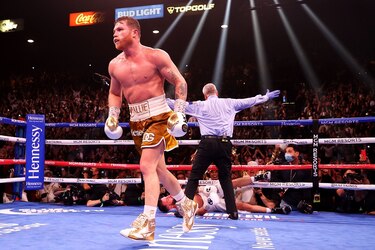‘Canelo’ Álvarez noquea a Plant y es el primer latino campeón unificado del peso supermediano