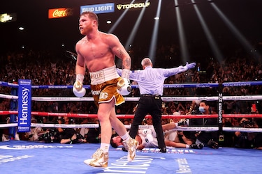 ‘Canelo’ Álvarez noquea a Plant y es el primer latino campeón unificado del peso supermediano