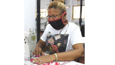 Mujeres confeccionan mascarillas desde prisión