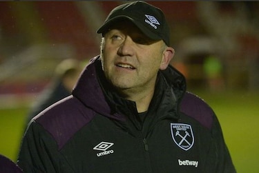 West Ham suspende a entrenador por participar en marcha