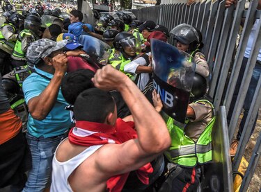 Opositores y fuerzas de seguridad chocan en Caracas