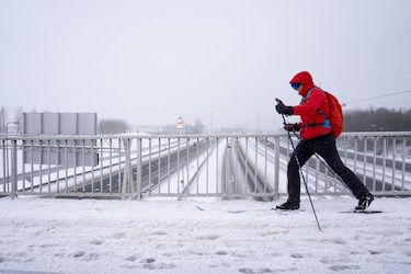 Media Europa colapsada por la nieve: cientos de vuelos cancelados y atascos kilométricos