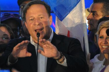 Varela pide renuncia de altos cargos