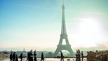 Torre Eiffel es cerrada por huelga