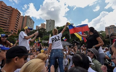 La oposición  sale a las calles a demostrar su fuerza