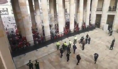Manifestantes indígenas bloquean el acceso al Congreso de Colombia