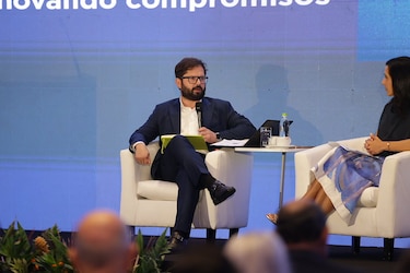 ‘Se armó el debate’: Boric y Uribe confrontan ideas sobre la pobreza desde Panamá