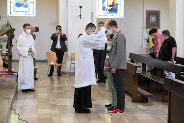 Sacerdotes alemanes desafían a El Vaticano respecto a las parejas del mismo sexo