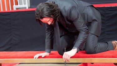 Keanu Reeves deja sus huellas en el cemento del Teatro Chino de Hollywood