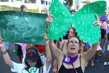 Mujeres panameñas marchan y denuncian precariedad laboral y feminicidios